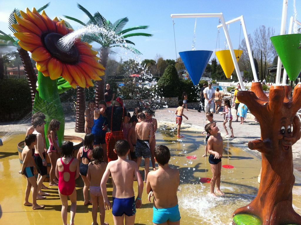 Camping Bella Italia Peschiera del Garda Bagian luar foto