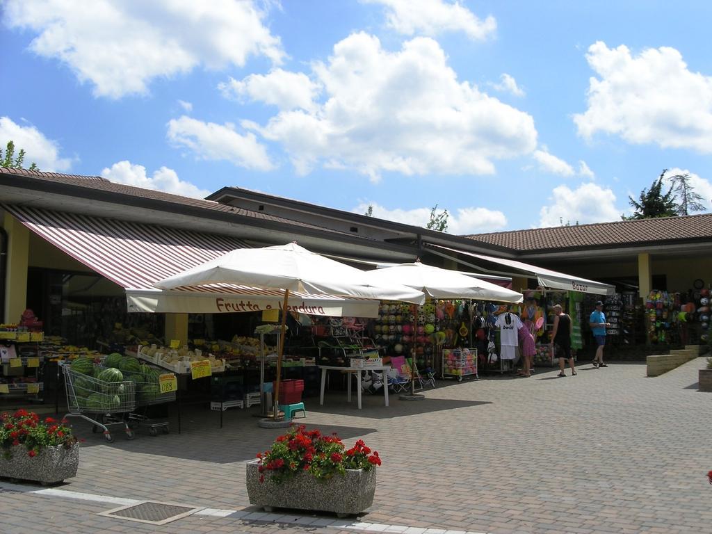 Camping Bella Italia Peschiera del Garda Bagian luar foto