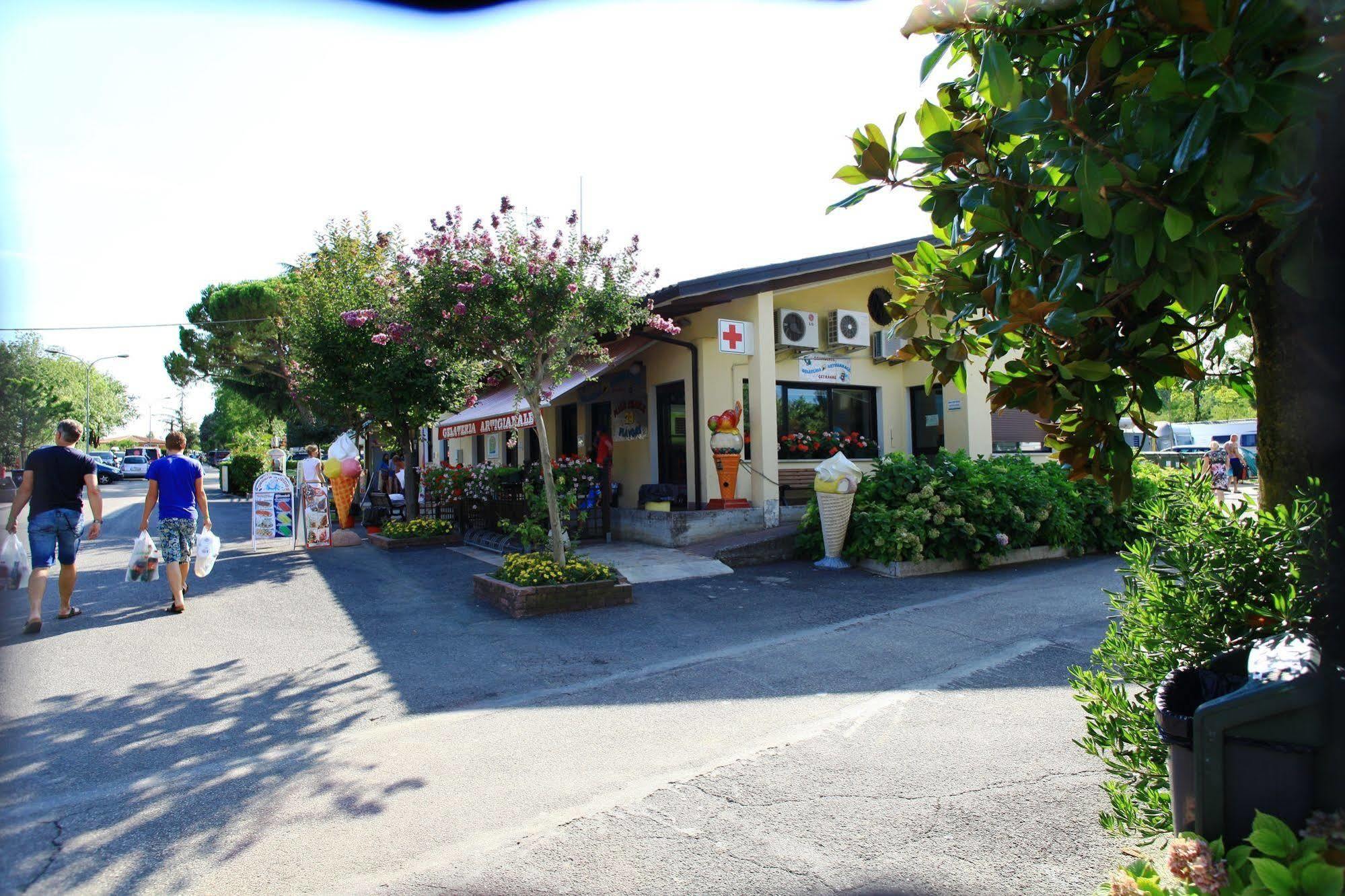 Camping Bella Italia Peschiera del Garda Bagian luar foto