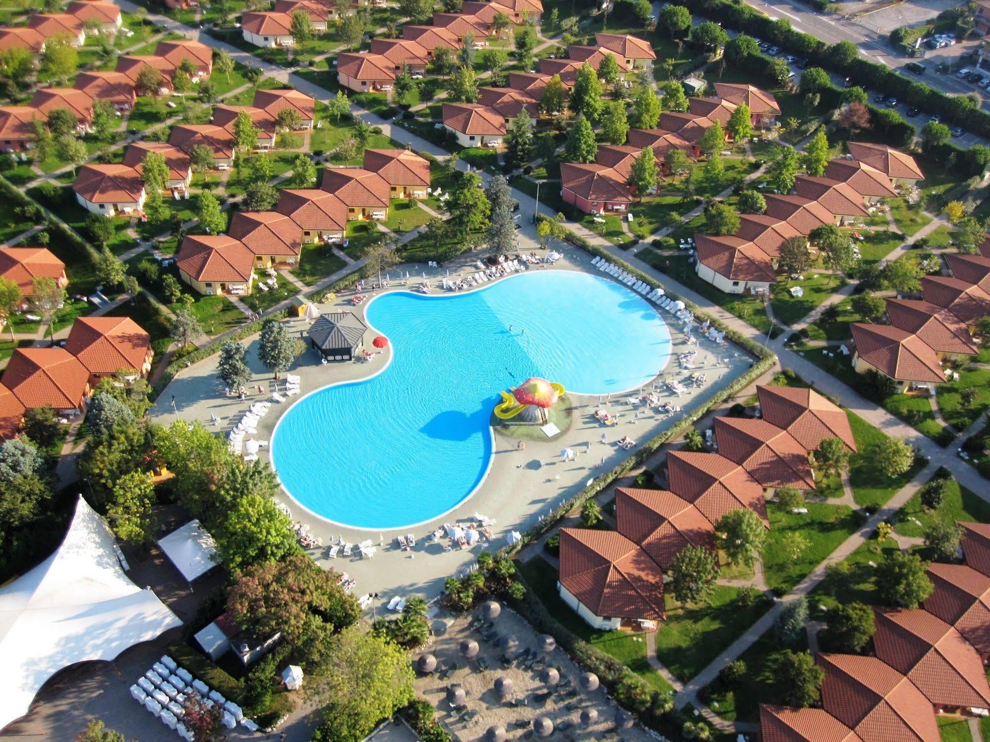 Camping Bella Italia Peschiera del Garda Bagian luar foto