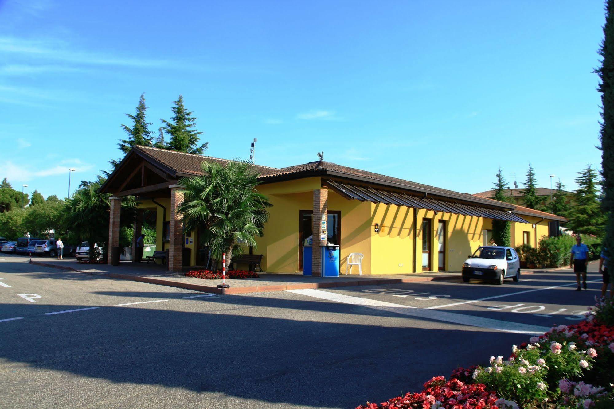 Camping Bella Italia Peschiera del Garda Bagian luar foto