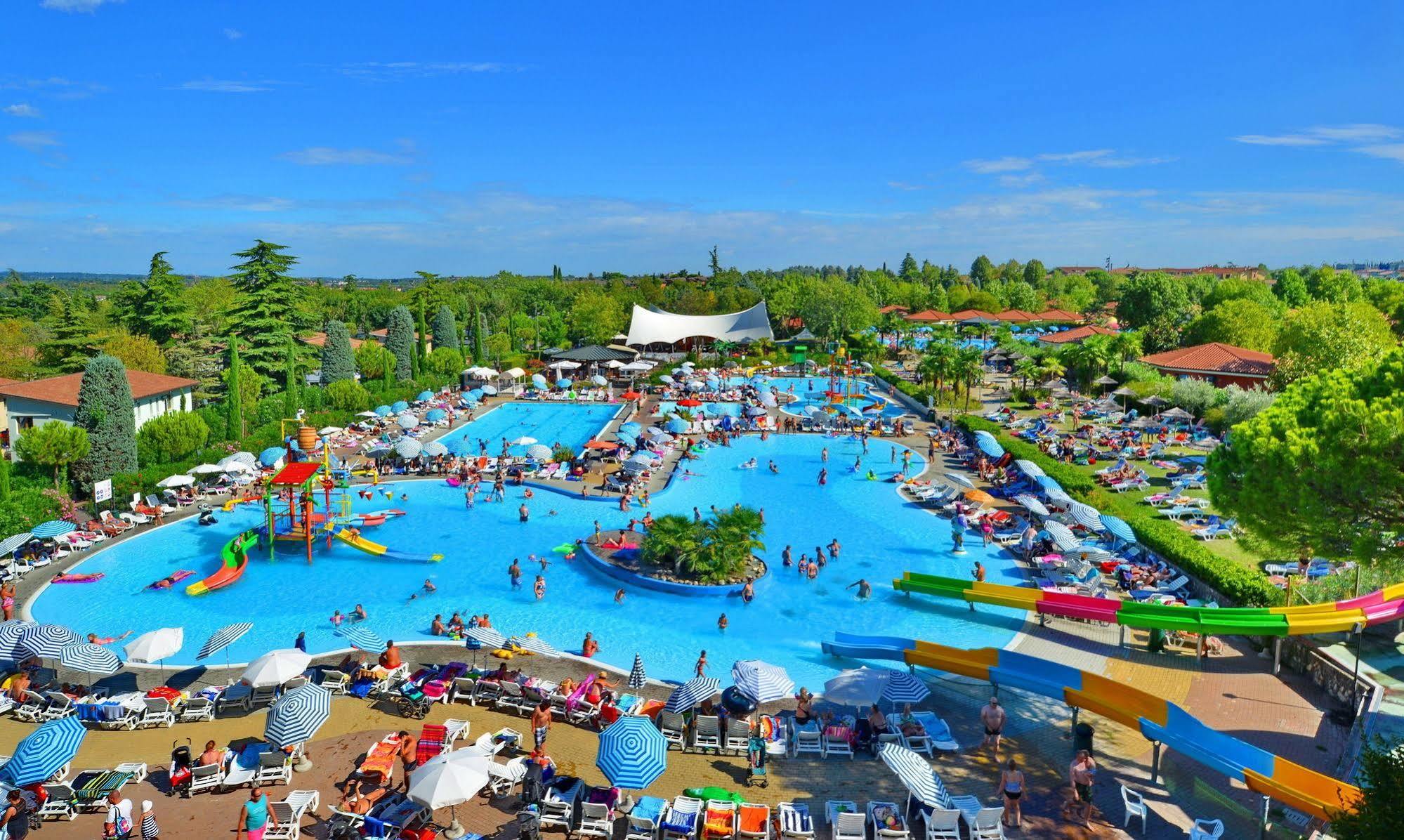 Camping Bella Italia Peschiera del Garda Bagian luar foto