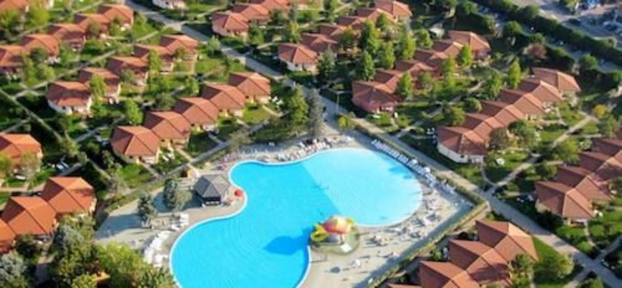 Camping Bella Italia Peschiera del Garda Bagian luar foto